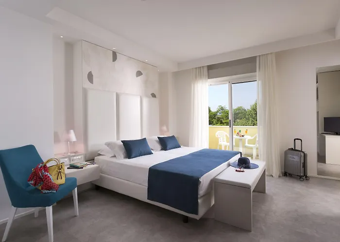 Astoria Hotel 4*